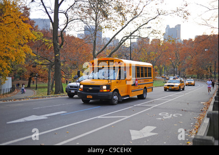 Yellow school bus roulant dans Central Park West New York Manhattan NEW YORK USA Amérique latine Banque D'Images