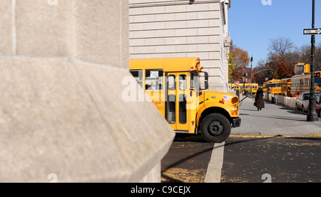 Yellow school bus roulant dans Central Park West New York Manhattan NEW YORK USA Amérique latine Banque D'Images