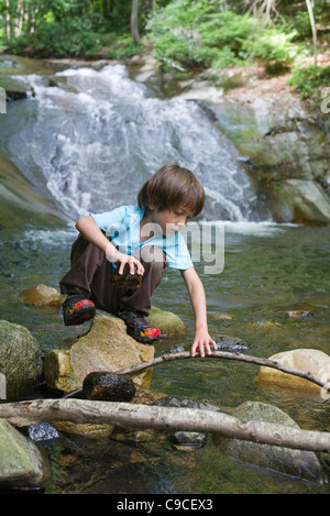 Jeune garçon explorer la nature Banque D'Images