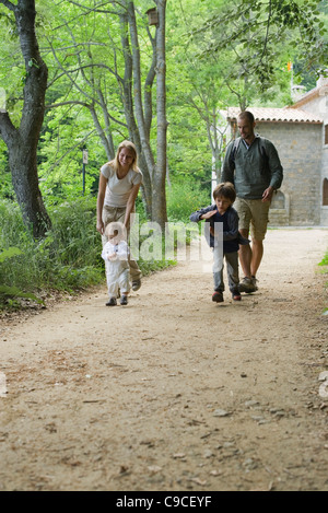 Randonnée en famille dans les bois Banque D'Images