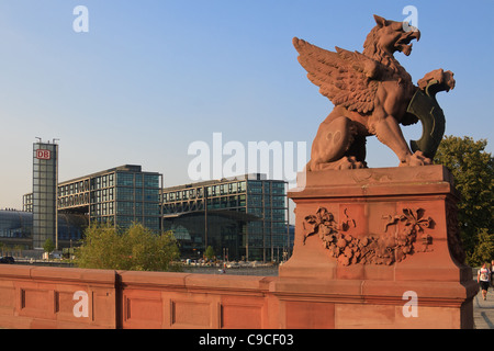 La gare principale (Hauptbahnhof) de Berlin vu de Moltke pont. Banque D'Images