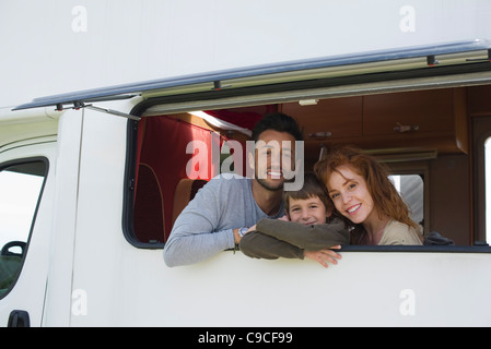 Les parents et les jeunes garçon dans motor home, portrait Banque D'Images