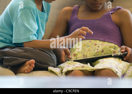Les enfants à l'aide de tablette numérique, cropped Banque D'Images