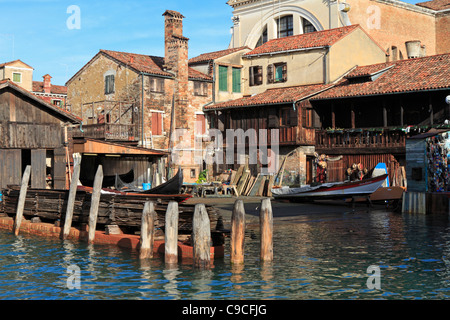 Le Squero di San Trovaso, un des derniers chantiers de gondole, Venise, Italie, Europe. Banque D'Images