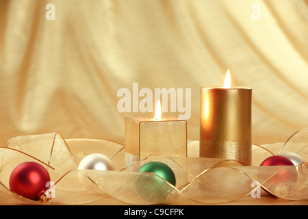 Bougies de Noël décoré avec des boules et ruban Banque D'Images