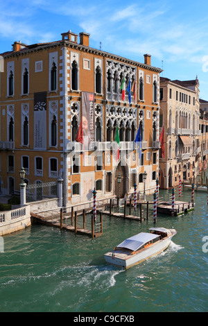 Taxi de l'eau sur le Grand Canal passe Istituto Veneto di Scienze, Lettere e Arti, Palazzo Cavalli Franchetti, Venise, Italie, Europe. Banque D'Images