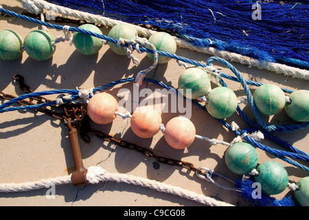 Professionnels de la pêche pour attaquer des bouées et des filets comme fisherboats Banque D'Images