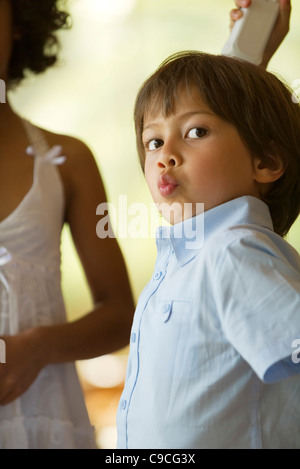 Boy playing video game avec contrôleur sans fil Banque D'Images