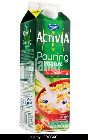 950g carton de Danone Activia pouring, saveur de fraise Banque D'Images