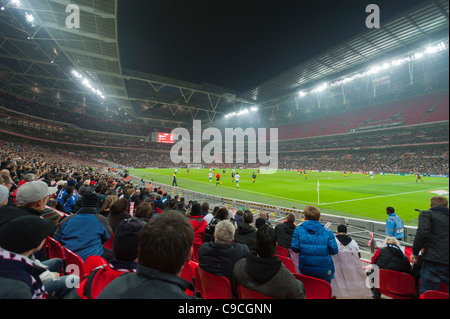 L'intérieur du nouveau stade de Wembley lors d'un match de football international soirée conviviale. (L'Angleterre contre la Suède 15/11/2011) Banque D'Images