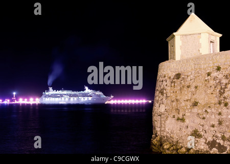 Ibiza ville de nuit avec feux de navires de croisière et fort watch tower Banque D'Images