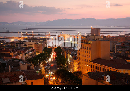 Vue sur l'horizon sur les toits et de port, Cagliari, Sardaigne, Italie. Banque D'Images