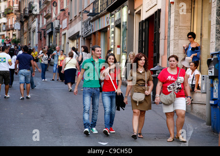 Les gens qui marchent dans la Via Giuseppe Manno, une rue piétonne avec de nombreux magasins, Cagliari, Sardaigne, Italie. Banque D'Images