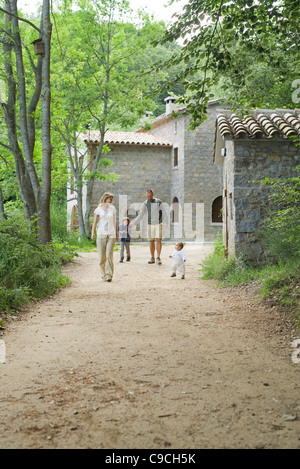 Randonnée en famille dans les bois Banque D'Images