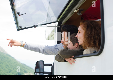 Les parents de jeunes fils dans motor home, père pointant dans la distance Banque D'Images