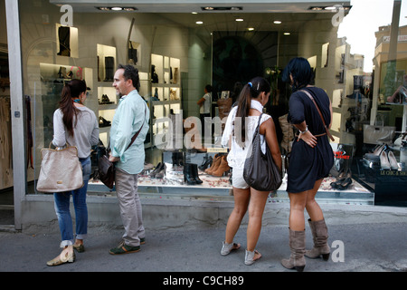 Les gens qui marchent dans la Via Giuseppe Manno, une rue piétonne avec de nombreux magasins, Cagliari, Sardaigne, Italie. Banque D'Images