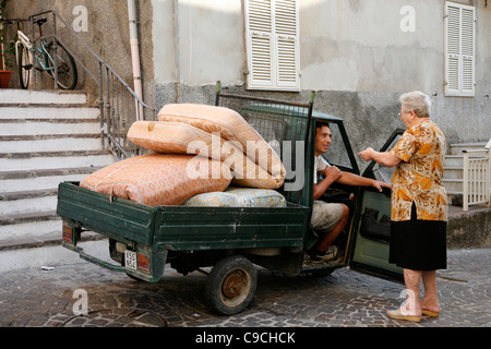 Scène de rue à Carloforte, l'île de San Pietro, Sardaigne, Italie. Banque D'Images