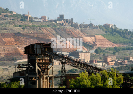 Vue sur les mines de Monteponi vu de la San Giovanni mines, Iglesias, Sardaigne, Italie. Banque D'Images