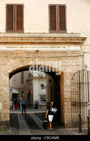 Scène de rue dans le centre historique, Alghero, Sardaigne, Italie. Banque D'Images