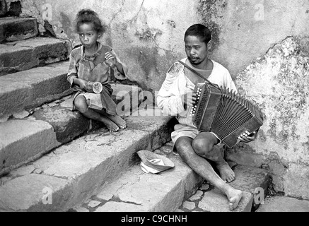 Musicien aveugle Busking en jouant Accordéon ou Squeeze Box et fille dans les rues d'Antananarivo, Tananarive ou Tana, Madagascar Banque D'Images