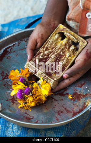 Les Indiens pauvres filles mendiant hindou avec plaque d'idole. L'Andhra Pradesh, Inde Banque D'Images