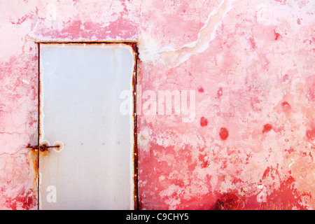 Méditerranée rose grunge porte et mur avec texture weathered Banque D'Images