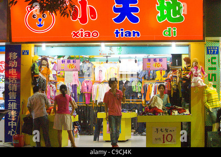 Pearl VILLAGE, PAN YU, province de Guangdong, Chine - magasin de vêtements de nuit. Banque D'Images