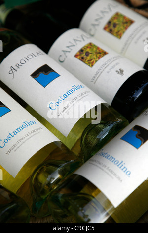 Bouteilles de vin Vermentino, La Maddalena, en Sardaigne, Italie. Banque D'Images
