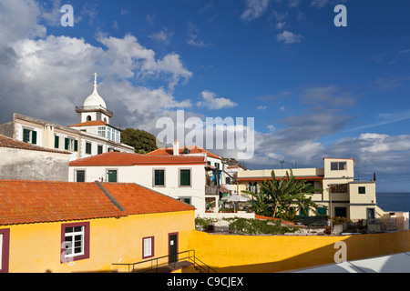 Vue depuis le toit de la Forte de São Tiago vers Igreja de Socorro - Funchal, Madère, Portugal, Europe Banque D'Images