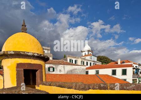 Vue depuis le toit de la Forte de São Tiago vers Igreja de Socorro - Funchal, Madère, Portugal, Europe Banque D'Images