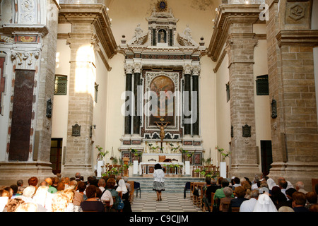 Les gens qui assistent à la messe à l'église Chiesa di San Michele, Alghero, Sardaigne, Italie. Banque D'Images