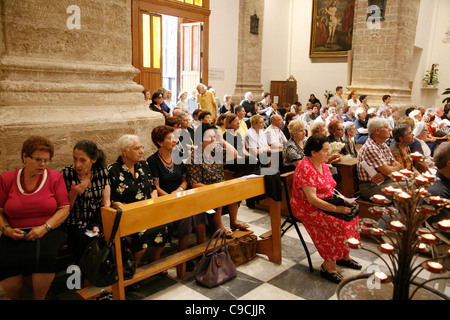 Les gens qui assistent à la messe à l'église Chiesa di San Michele, Alghero, Sardaigne, Italie. Banque D'Images