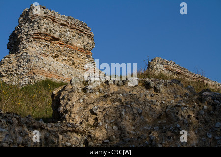 L'impressionnant mur de Burgh Castle Roman Fort de la côte saxonne, près de Great Yarmouth, Norfolk, Angleterre Banque D'Images