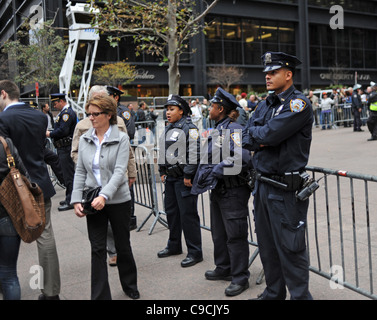 Les touristes et les manifestants de la police lors de la NYPD manifestations occupons Wall Street à Manhattan New York USA . Novembre 2011 Banque D'Images