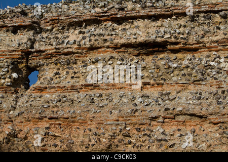 Une vue rapprochée montrant la construction des murs du Fort romain à Burgh Castle près de Great Yarmouth, Norfolk en Angleterre Banque D'Images