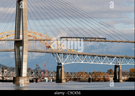 Le SkyTrain pont de New Westminster Banque D'Images