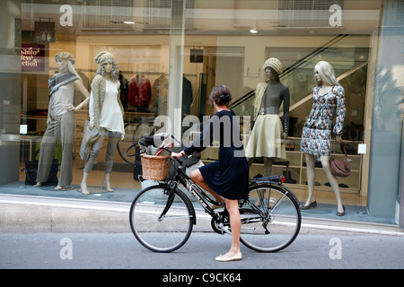 Via Giuseppe Manno à femme, une rue piétonne avec de nombreux magasins, Cagliari, Sardaigne, Italie. Banque D'Images