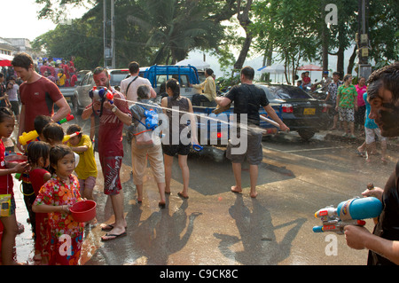 Les touristes avec super-soakers prenant part à la lutte contre l'eau, Nouvel An Lao (Pi Mai Lao), Luang Prabang, Laos Banque D'Images