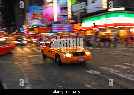 Yellow taxi cab les périphériques à Times Square Manhattan New York NYC USA Amérique latine Banque D'Images