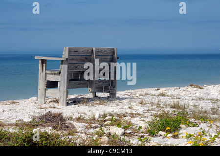 Assise en bois sur la plage avec vue sur le golfe du Mexique en Floride USA Banque D'Images