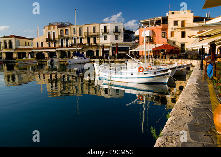 Les bateaux de pêche amarrés dans le port vénitien, Rethymnon, Crète, Grèce. Banque D'Images