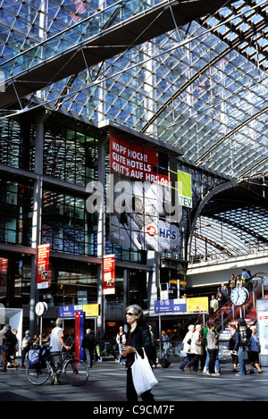 À l'intérieur de Berlin Hauptbahnhof (gare centrale). Banque D'Images