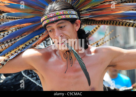 Mexico, District Fédéral, Mexico, homme Michicoa danseur aztèque portant une coiffe de plumes d'effectuer dans le Zocalo. Banque D'Images