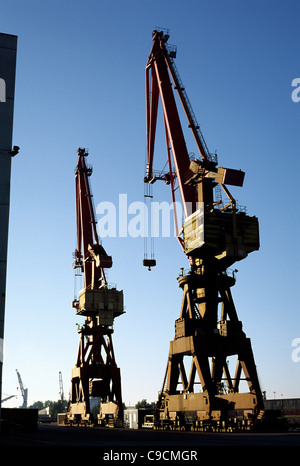 Grues à portique historique (construit par Kranbau Eberswalde en Asie de l'Allemagne) à Kaiser-Wilhelm-Hafen dans le port de Hambourg. Banque D'Images