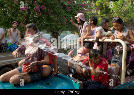 Femme assise sur une jeep se faire frapper avec un jet d'eau au cours d'une lutte à l'eau, Nouvel An Lao (Pi Mai Lao), Luang Prabang, Laos Banque D'Images