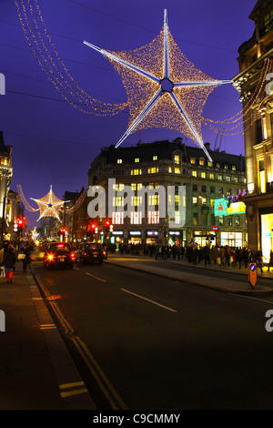 Les lumières de Noël Oxford Street (Circus) près de la jonction de Regents Street, WC1, Londres, Angleterre, 2011. Banque D'Images