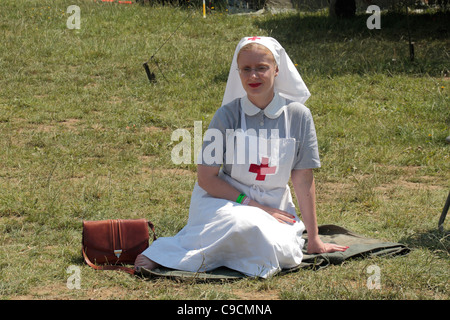 A la reconstitution médiévale vêtue comme une guerre mondiale 2 infirmière sur l'affichage à la guerre de 2011 et à la paix, Hop Farm Paddock Wood, Kent, UK. Banque D'Images