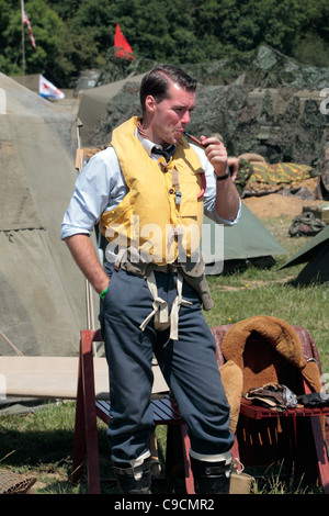 La reconstitution médiévale habillé comme un pilote de chasse Britannique WW2 ('le peu d') à la guerre de 2011 et à la paix, Hop Farm Paddock Wood, Kent, UK. Banque D'Images