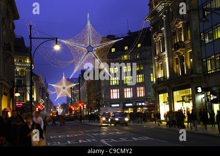 Les lumières de Noël Oxford Street (Circus) près de la jonction de Regents Street, WC1, Londres, Angleterre, 2011. Banque D'Images