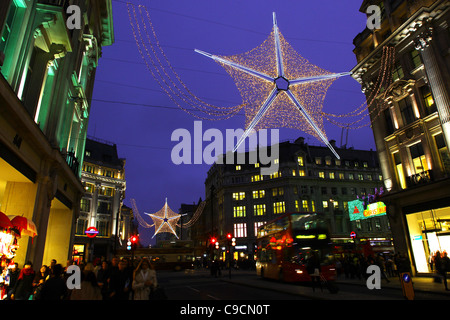 Les lumières de Noël Oxford Street (Circus) près de la jonction de Regents Street, WC1, Londres, Angleterre, 2011. Banque D'Images